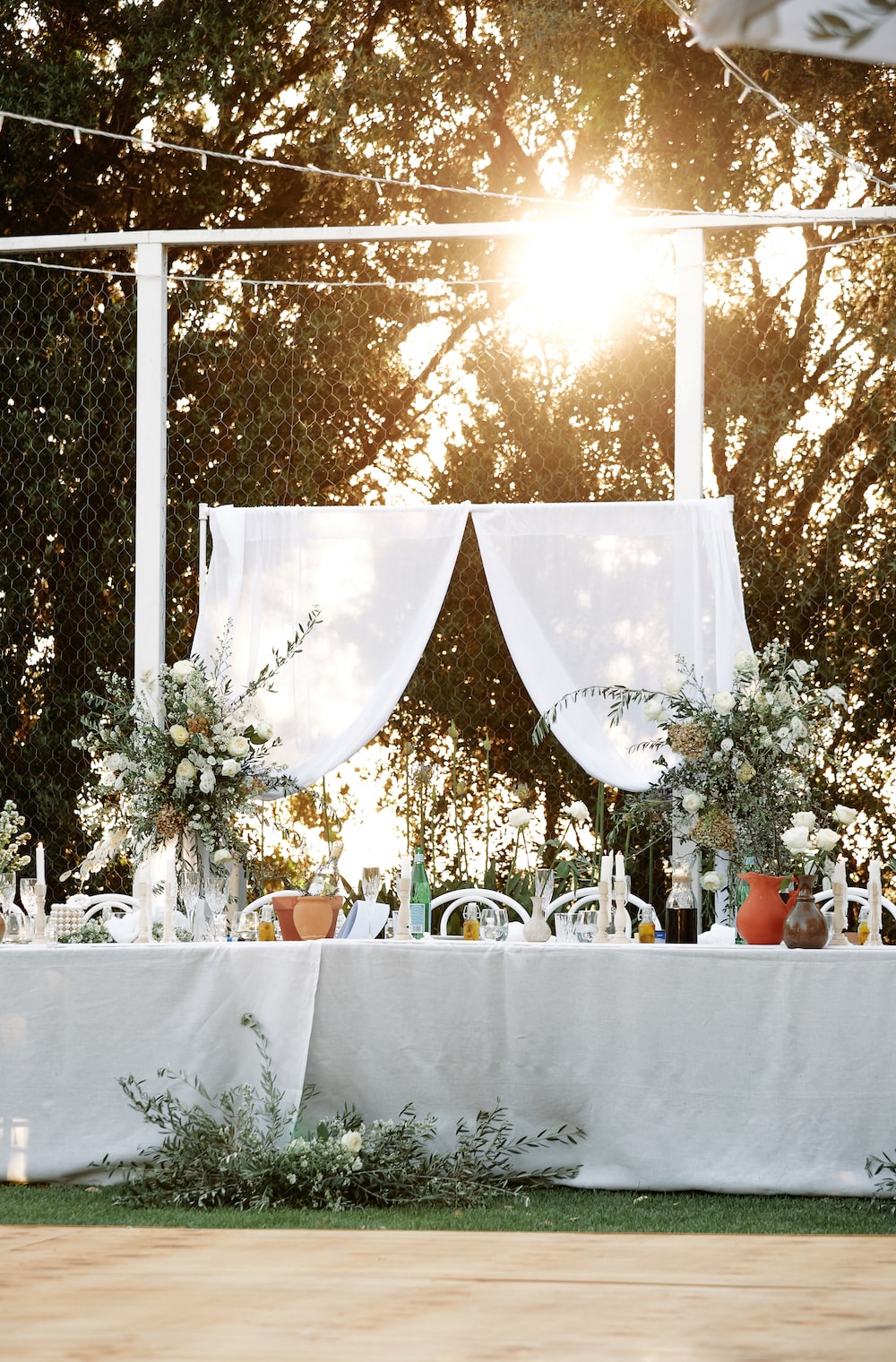 Bride and groom table with evening sunlight through the trees behind